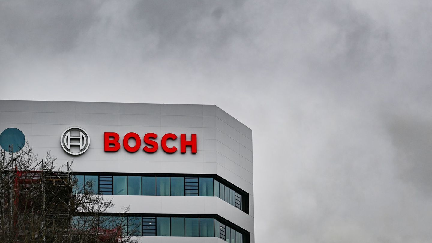 Der Autozulieferer Bosch muss noch mehr sparen als erwartet. (Archivbild) Foto: Bernd Weißbrod/dpa