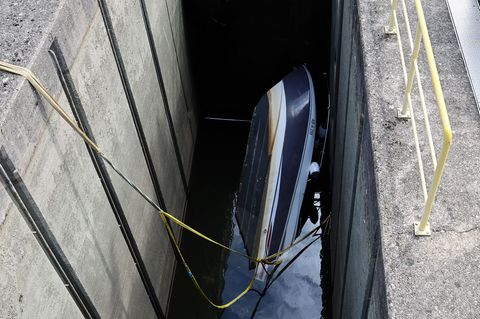 Versuche der Feuerwehr, das Boot zu bergen, blieben laut Polizei zunächst ohne Erfolg. (Foto Handout) Foto: Ralf Hettler/dpa