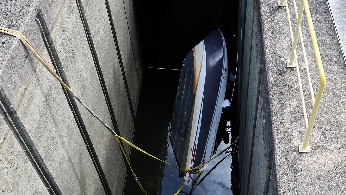 Versuche der Feuerwehr, das Boot zu bergen, blieben laut Polizei zunächst ohne Erfolg. (Foto Handout) Foto: Ralf Hettler/dpa