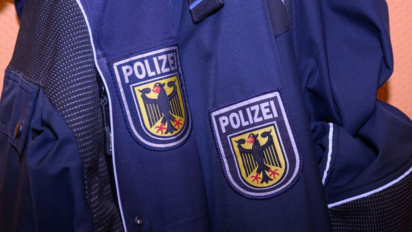 Nachdem ein Mann ohne Fahrkarte in einer Regionalbahn handgreiflich wurde, musste die Würzburger Bundespolizei eingreifen. Foto: