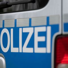 Nach mutmaßlichen Stoß ins Gleisbett sucht die Polizei nach Zeugen (Symbolbild) Foto: Marijan Murat/dpa