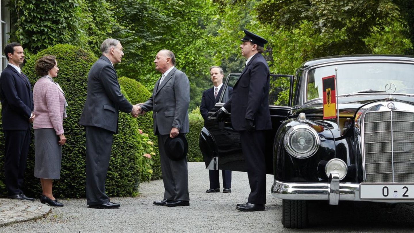 "An einem Tag im September": Bundeskanzler Konrad Adenauer (Burghart Klaußner, 3.v.r.) und Ministerpräsident Charles de Gaulle