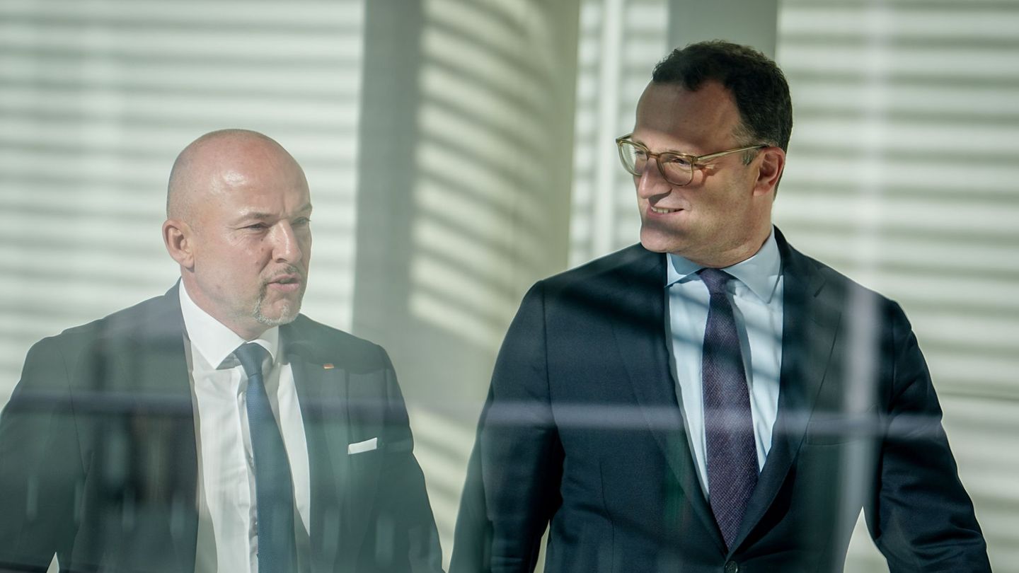 CSU-Landesgruppenchef Alexander Hoffmann, hier mit Jens Spahn, will das Konzert des israelischen Dirigenten Lahav Shani im Konze