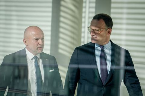 CSU-Landesgruppenchef Alexander Hoffmann, hier mit Jens Spahn, will das Konzert des israelischen Dirigenten Lahav Shani im Konze