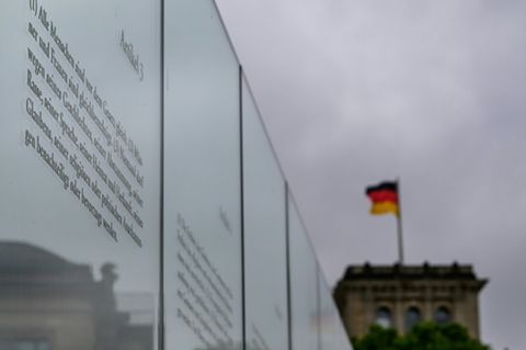 Grundgesetz-Artikel auf einer Wand vor dem Reichstagsgebäude