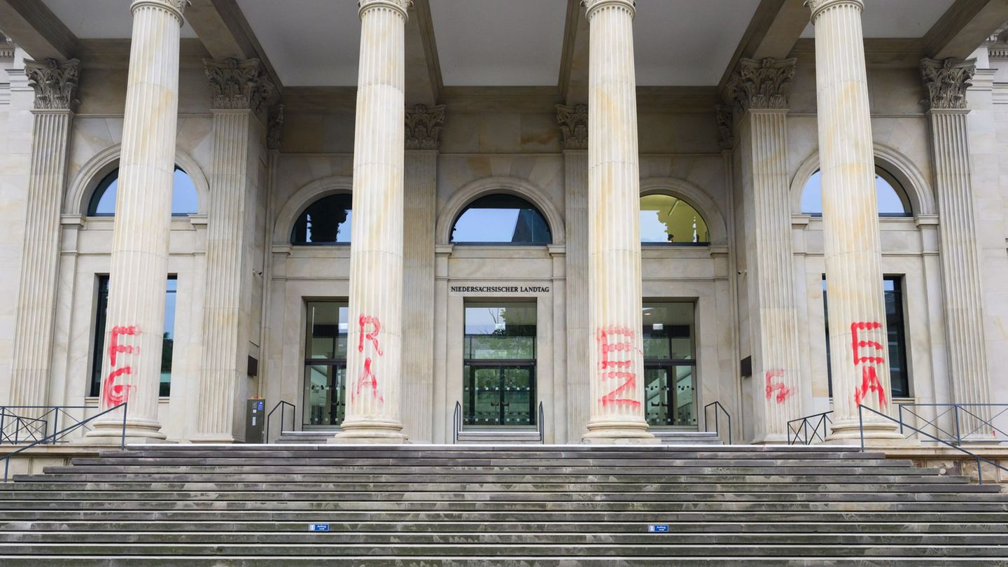 Bündnis distanziert sich von 25-Jährigem wegen Landtagsschmiererei Foto: Julian Stratenschulte/dpa