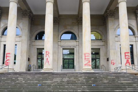 Bündnis distanziert sich von 25-Jährigem wegen Landtagsschmiererei Foto: Julian Stratenschulte/dpa
