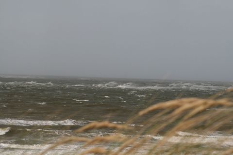 Der erste Herbststurm erreicht Norderney. Foto: Kai Moorschlatt/dpa