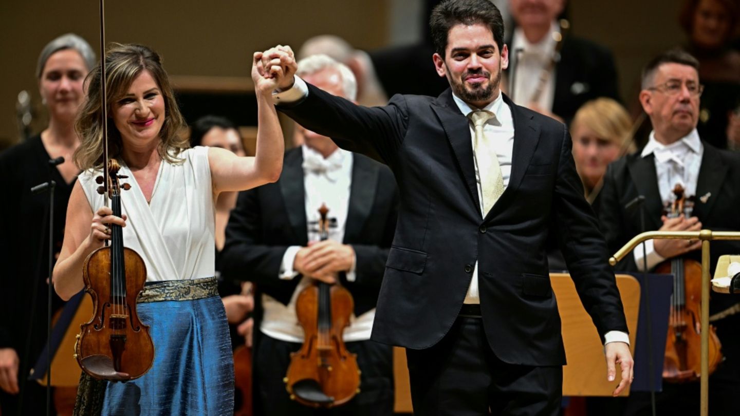 Shani mit den Münchner Philharmonikern und der Solistin Lisa Batiashvili