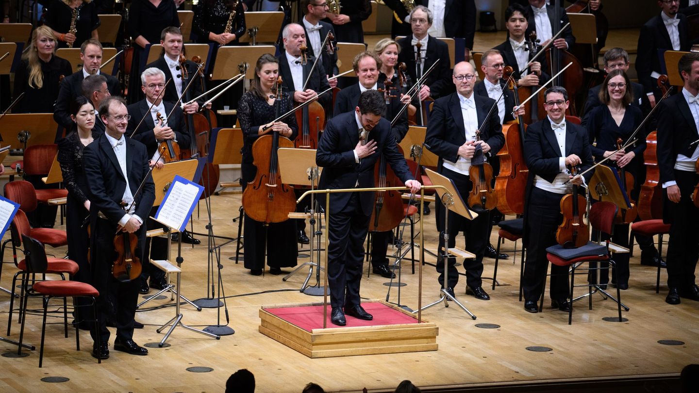 Dirigent Lahav Shani und die Münchner Philharmoniker werden in Berlin gefeiert. Foto: Bernd von Jutrczenka/dpa