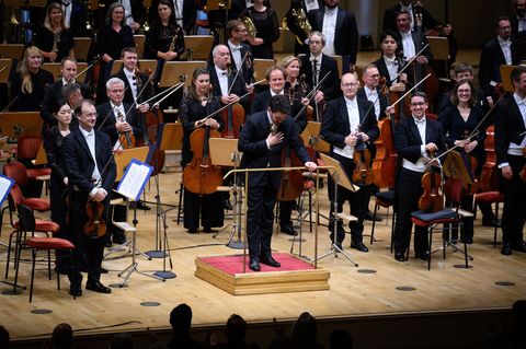 Dirigent Lahav Shani und die Münchner Philharmoniker werden in Berlin gefeiert. Foto: Bernd von Jutrczenka/dpa