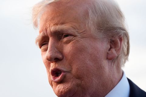 Laut US-Präsident Donald Trump sind bei einem Angriff seines Landes auf ein angeblich mit Drogen beladenes Schiff drei Menschen