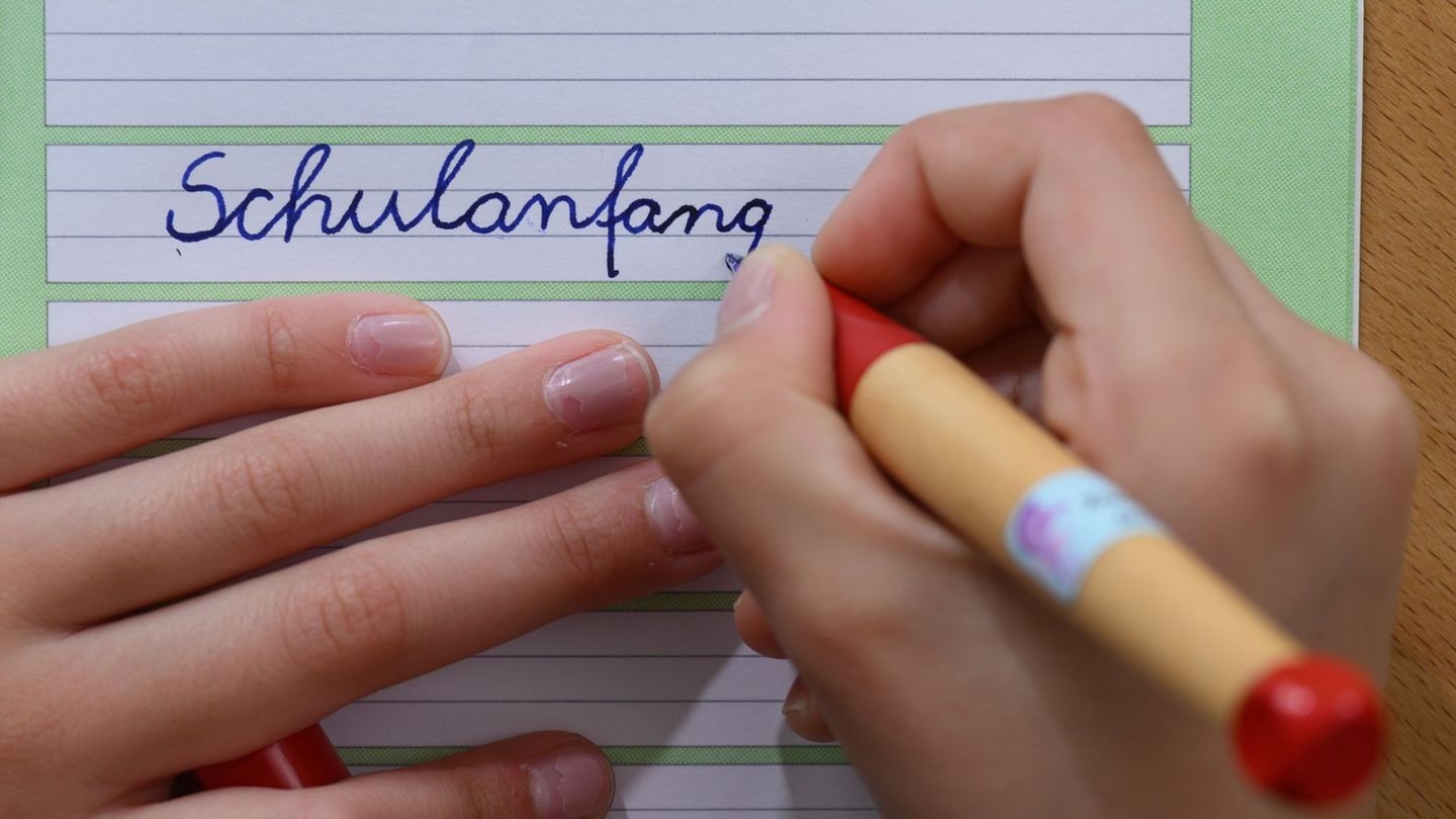 Die Schule beginnt wieder. (Symbolbild) Foto: Hendrik Schmidt/dpa