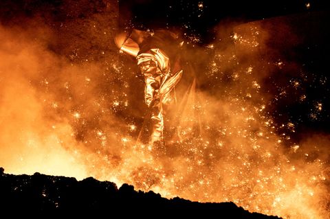 In der angeschlagenen Stahlindustrie beginnen am Dienstag die Tarifverhandlungen. (Archivbild) Foto: Hauke-Christian Dittrich/dp