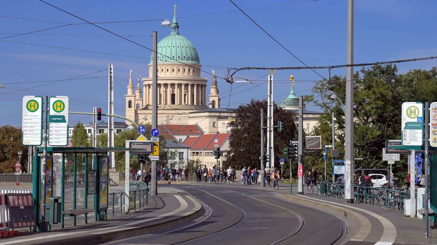 Die Lange Brücke in Potsdam ist eine wichtige Verkehrsachse. (Archivbild) Foto: Soeren Stache/dpa-Zentralbild/dpa