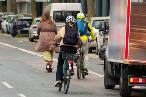 Autofahrer drängen Radfahrer ab. (Symbolbild) Foto: Andreas Arnold/dpa