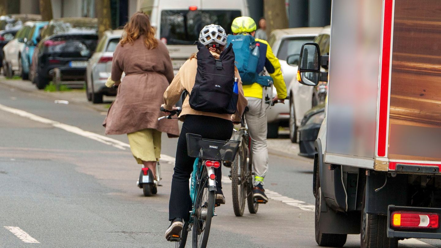 Autofahrer drängen Radfahrer ab. (Symbolbild) Foto: Andreas Arnold/dpa