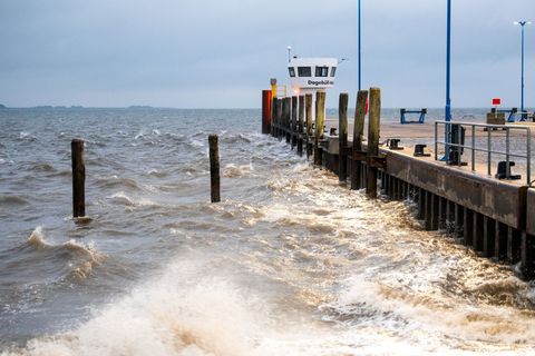 Der erste Herbststurm der Saison soll sich gegen Nachmittag wieder beruhigen. Foto: Daniel Bockwoldt/dpa/Daniel Bockwoldt