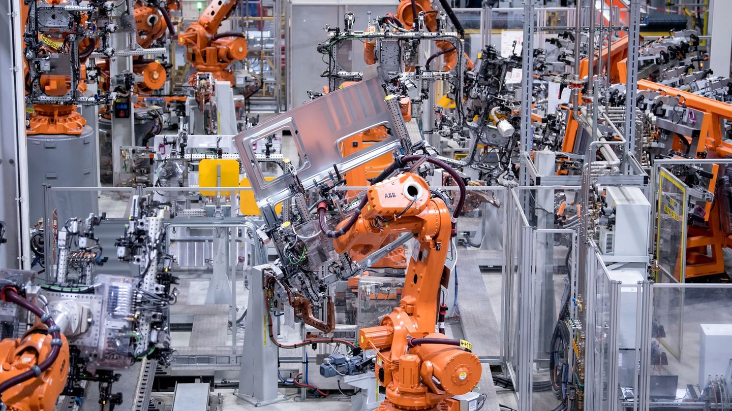 Die Industrie spielt für die bayerische Wirtschaft nach wie vor eine zentrale Rolle. (Archivbild) Foto: Sven Hoppe/dpa