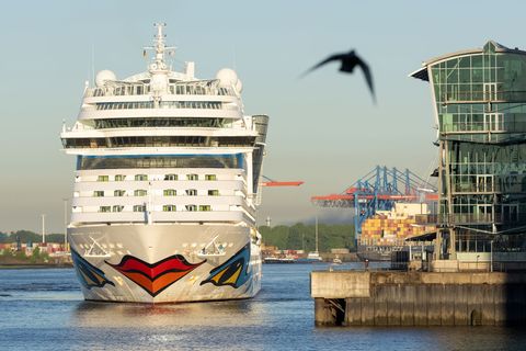 Das Kreuzfahrtschiff "AIDAsol" kann Landstrom beziehen. (Archivbild) Foto: Bodo Marks/dpa