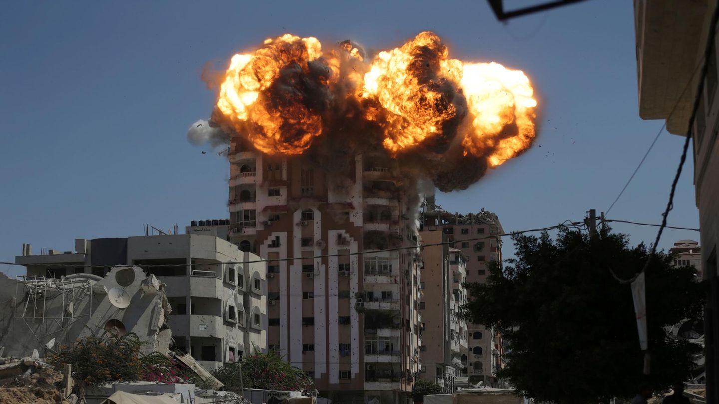 Nach einem israelischen Militärschlag steht dieses Gebäude in Gaza-Stadt in Flammen