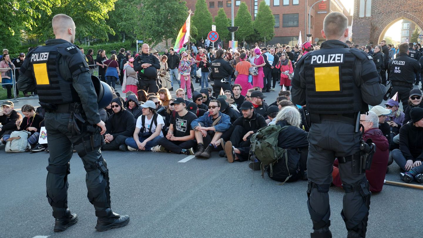 Eine wachsende gesellschaftliche Polarisierung bringt nach Aussage des Neubrandenburger Polizeipräsidenten mehr Arbeit für die P