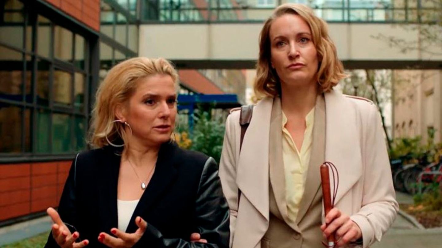 "Die Heiland - Wir sind Anwalt": Romy Heiland (Christina Athenstädt, r.) vertritt die Sängerin Jenny Wehran (Jeanette Biederma