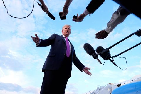 Donald Trump gibt Reportern vor der Air Force One ein Interview