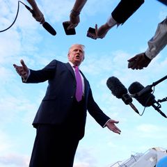 Donald Trump gibt Reportern vor der Air Force One ein Interview