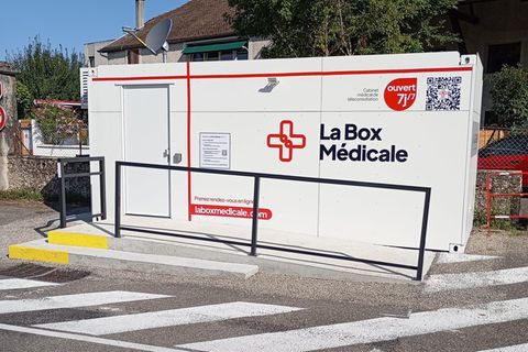 Eine "Box médicale". Sie sieht aus wie ein weißer Container