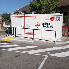 Eine "Box médicale". Sie sieht aus wie ein weißer Container