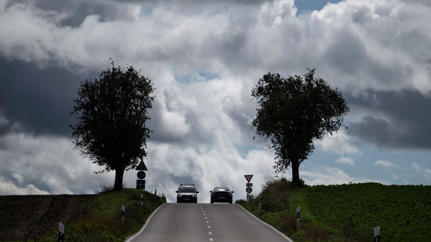 Immer wieder ziehen Wolken über Rheinland-Pfalz und das Saarland. (Symbolbild) Foto: Marijan Murat/dpa
