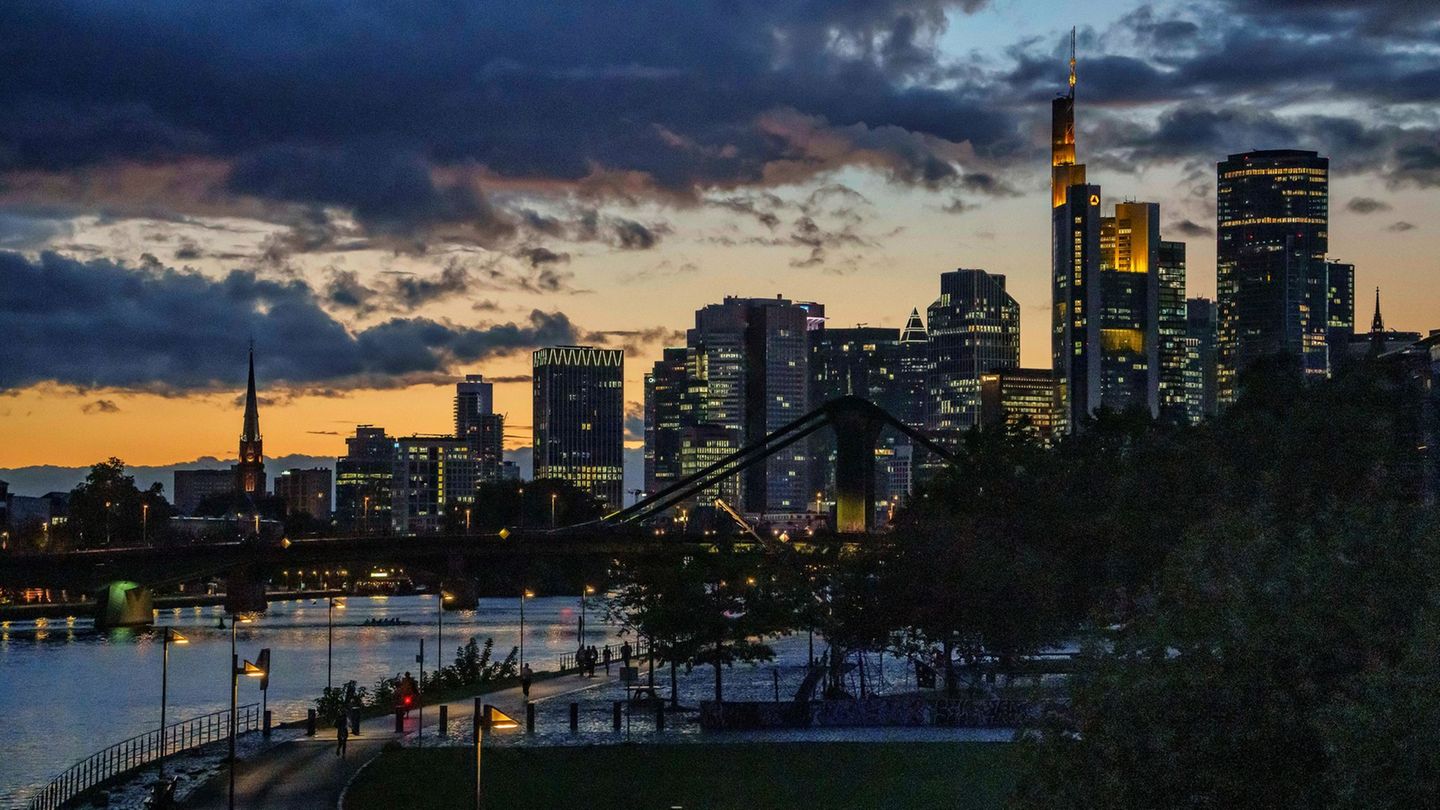 Wolken und Regen zeigen sich im Verlaufe der Woche immer wieder über Hessen. (Archivbild) Foto: Andreas Arnold/dpa