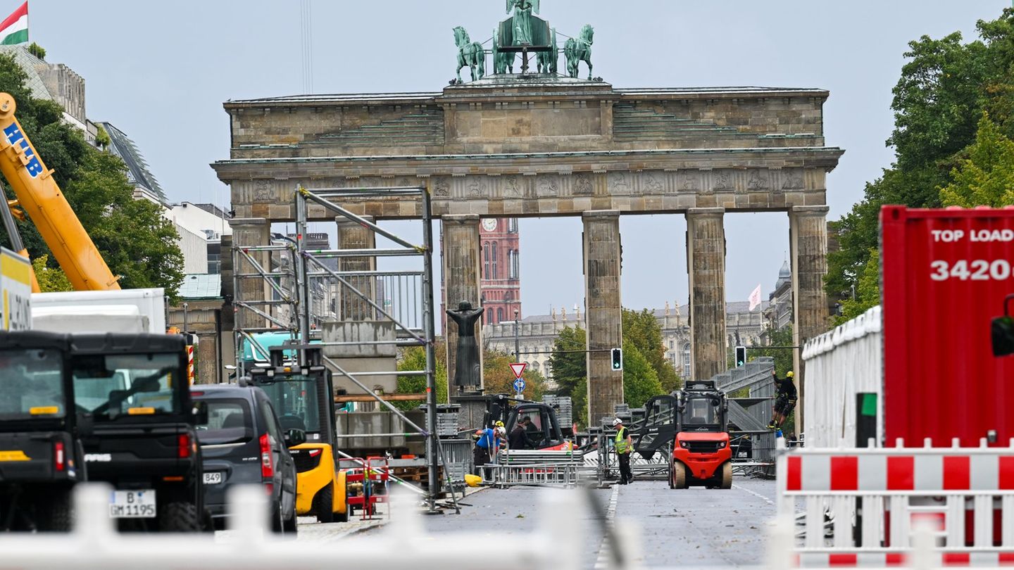 Die Straße des 17. Juni ist derzeit zwischen dem Brandenburger Tor und der Yitzhak-Rabin-Straße gesperrt. Foto: Sören Stache/dpa