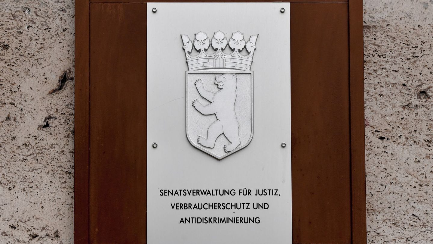 Die Gerichtsvollzieher des Landes Berlin sollen stich- und schusssichere Schutzwesten erhalten. (Archivbild) Foto: Jens Kalaene/