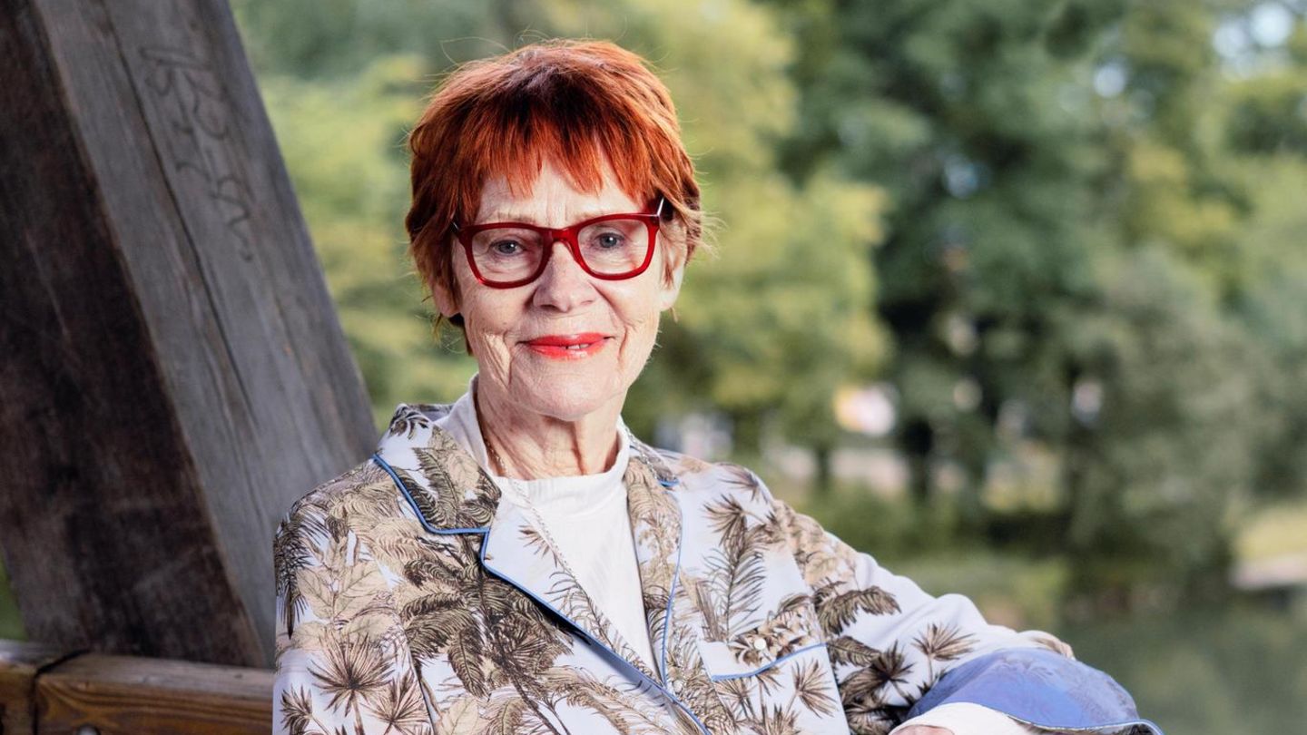 Viktoria Brams, rote Haare, rote Brille, steht auf einer Brücke Viktoria Brams, rote Haare, rote Brille, steht auf einer Brücke