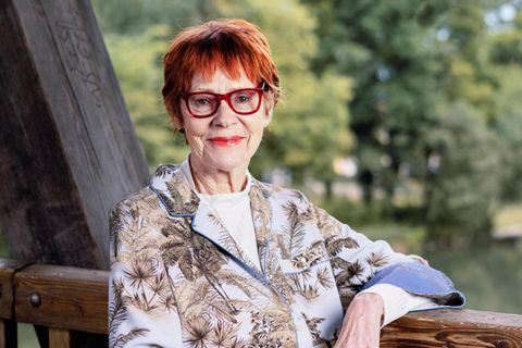 Viktoria Brams, rote Haare, rote Brille, steht auf einer Brücke