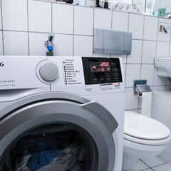 Auch sparsames Waschen kann die Stromrechnung senken (Symbolbild mit Waschmaschine)