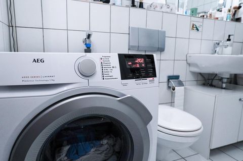 Auch sparsames Waschen kann die Stromrechnung senken (Symbolbild mit Waschmaschine)