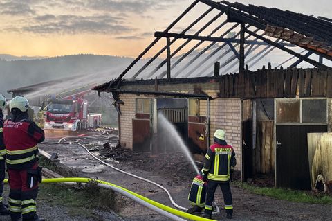 Stundenlang waren die Feuerwehrleute im Einsatz, um den Brand zu löschen. Foto: Stephan Fricke/News5/dpa