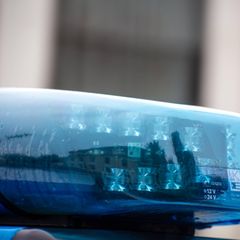 Ein Polizeiwagen (Symbolbild für Artikel über Razzia gegen Rechtsradikale)
