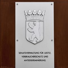 Die Gerichtsvollzieher des Landes Berlin sollen stich- und schusssichere Schutzwesten erhalten. (Symbolbild) Foto: Jens Kalaene/
