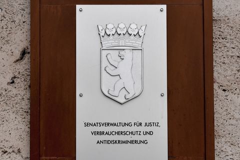 Die Gerichtsvollzieher des Landes Berlin sollen stich- und schusssichere Schutzwesten erhalten. (Symbolbild) Foto: Jens Kalaene/