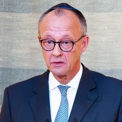 Kanzler Merz ringt in München mit den Tränen
