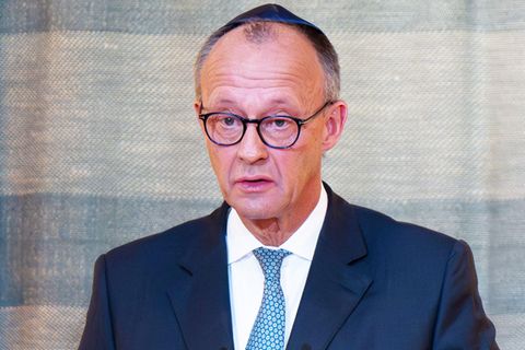 Kanzler Merz ringt in München mit den Tränen