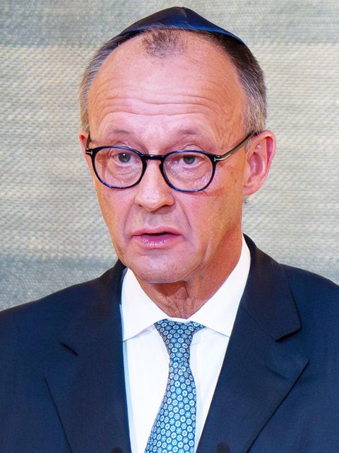 Kanzler Merz ringt in München mit den Tränen