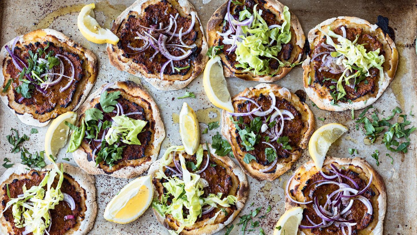 Einfach Essen: Passend zu der Türkischen-Pizza: ein trockener Rosé aus der Provence – seine Frische balanciert die würzige Chorizo und den süßen Fenchel aus Passend zu der Türkischen-Pizza: ein trockener Rosé aus der Provence – seine Frische balanciert die würzige Chorizo und den süßen Fenchel aus