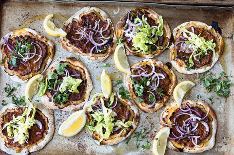 Passend zu der Türkischen-Pizza: ein trockener Rosé aus der Provence – seine Frische balanciert die würzige Chorizo und den süßen Fenchel aus