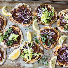 Passend zu der Türkischen-Pizza: ein trockener Rosé aus der Provence – seine Frische balanciert die würzige Chorizo und den süßen Fenchel aus