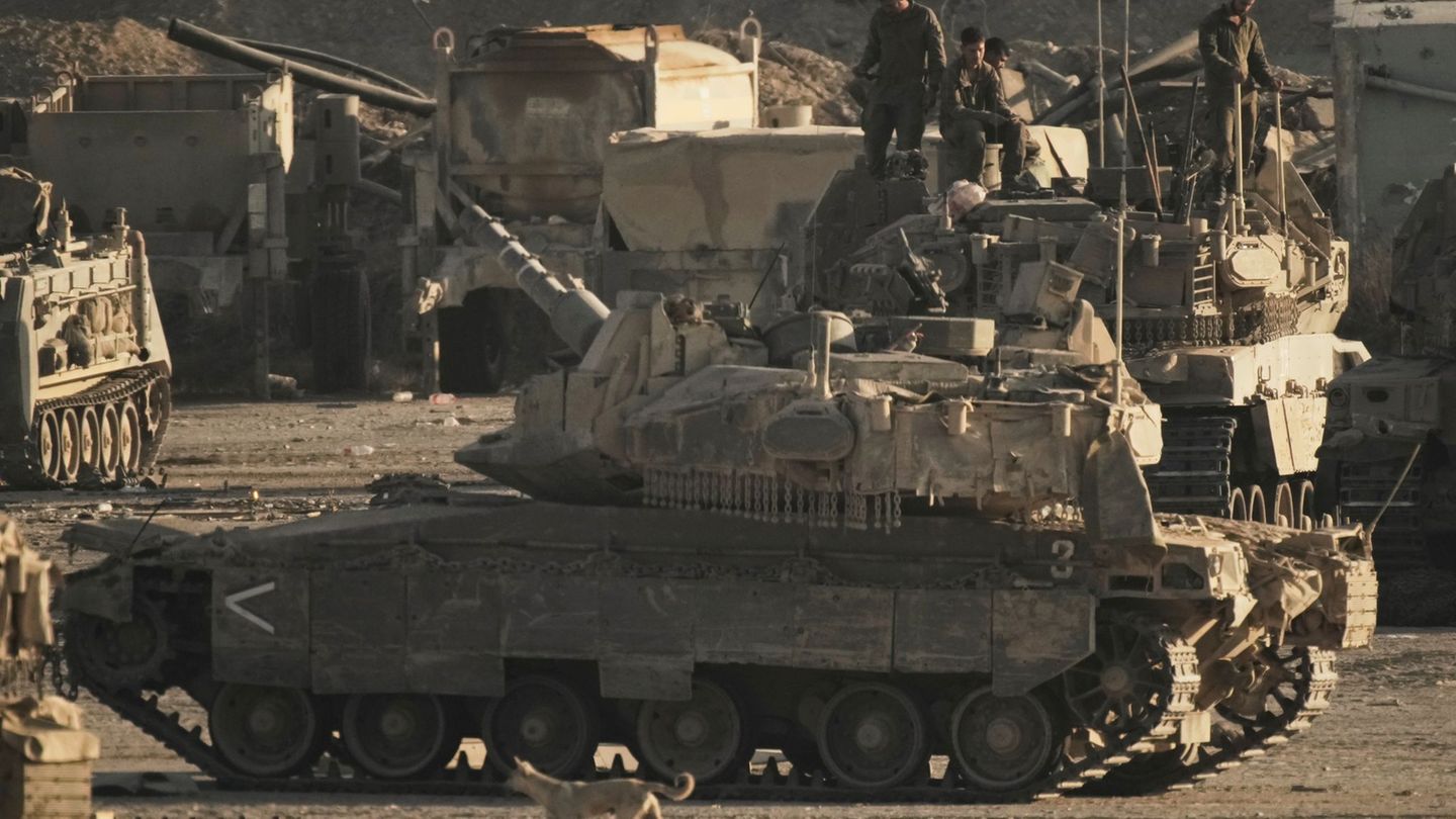 Israelische Panzer an der Grenze zum Gazastreifen. Foto: Leo Correa/AP/dpa